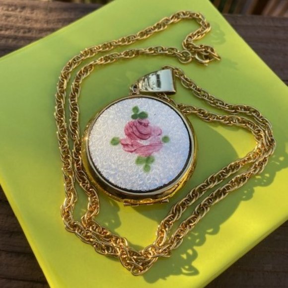 ❤️❤️Gold Tone White Flower Guilloche Large Enamel Locket NECKLACE - Picture 2 of 12